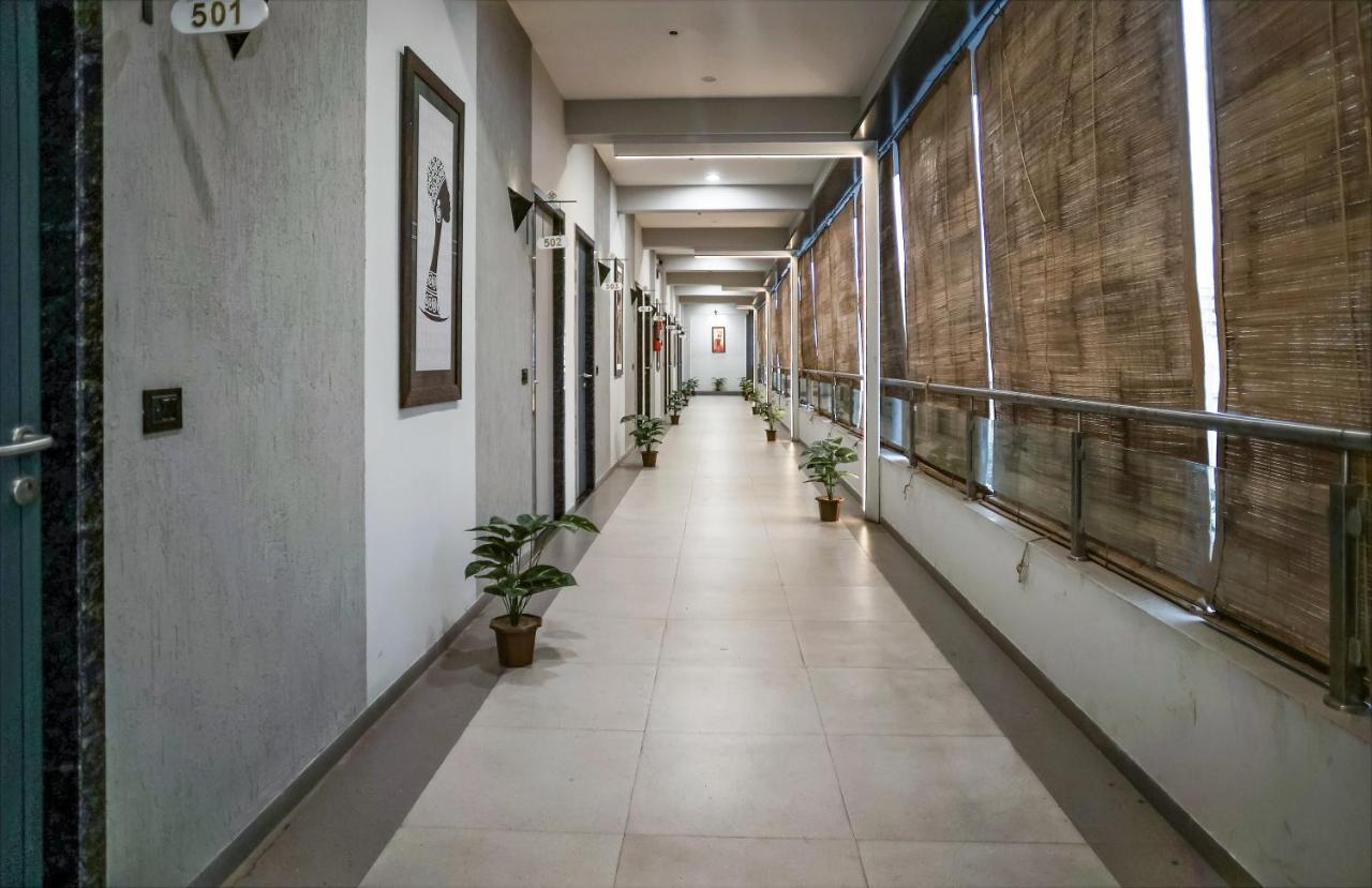 Hotel The Parker Inn By Kbnt Group Surate Exterior foto