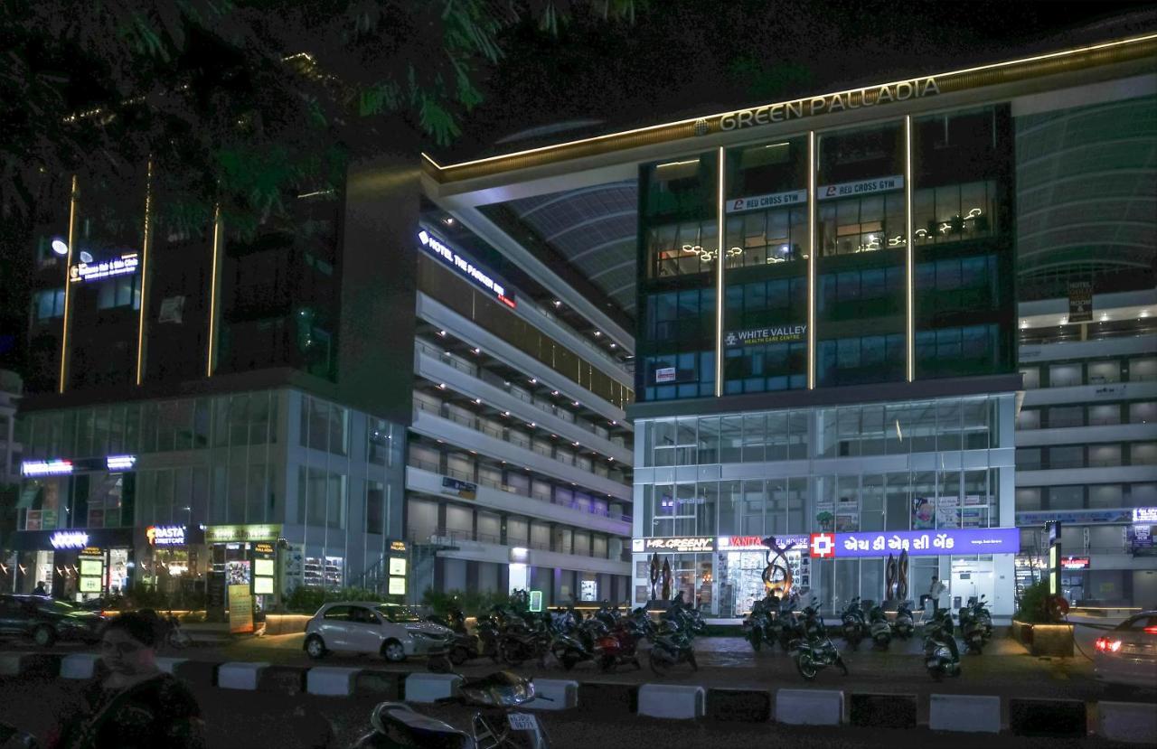 Hotel The Parker Inn By Kbnt Group Surate Exterior foto
