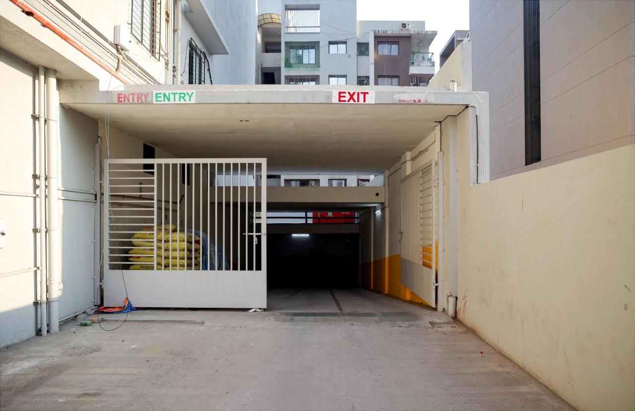 Hotel The Parker Inn By Kbnt Group Surate Exterior foto