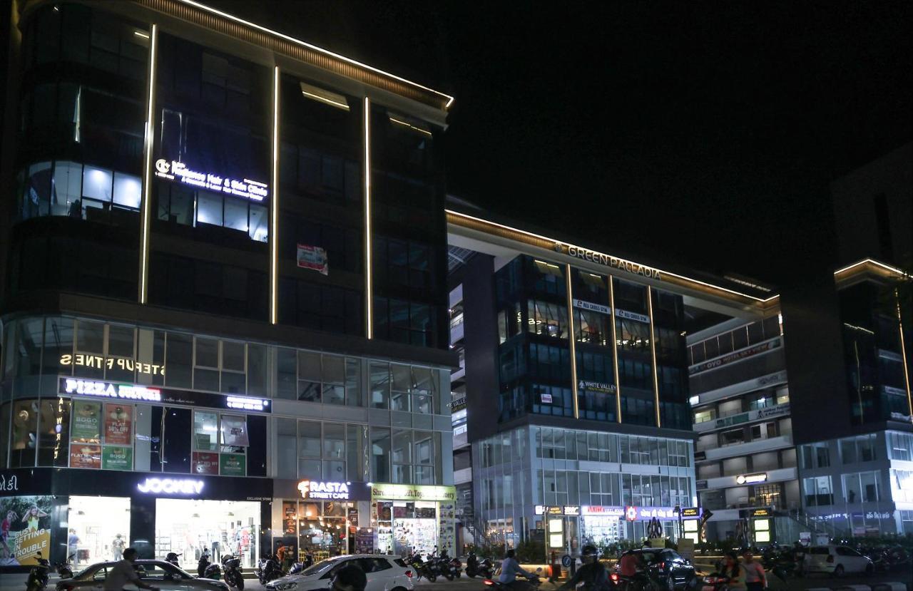 Hotel The Parker Inn By Kbnt Group Surate Exterior foto