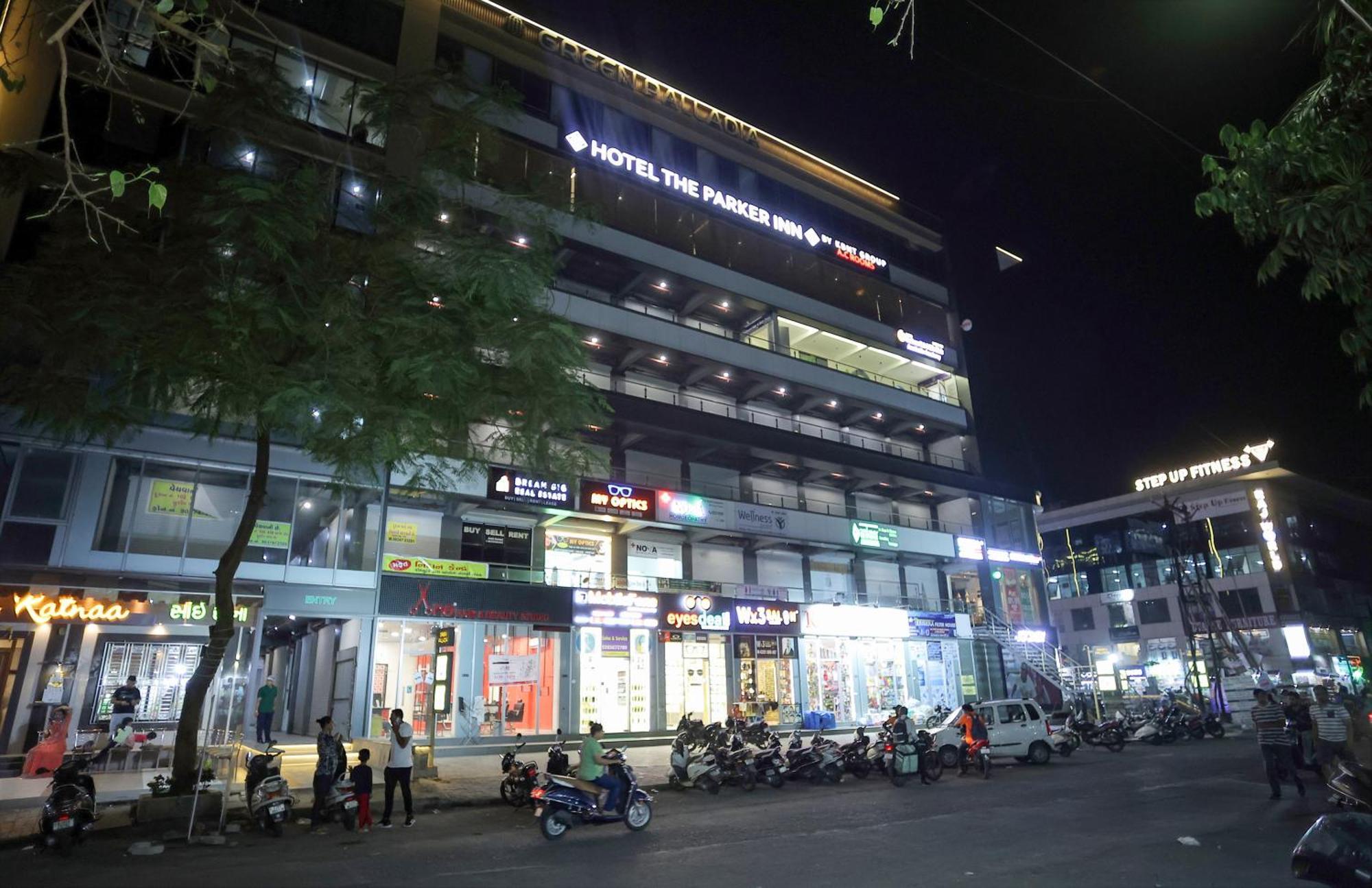Hotel The Parker Inn By Kbnt Group Surate Exterior foto