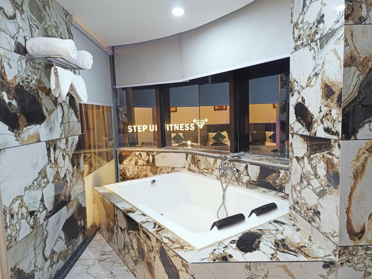 Hotel The Parker Inn By Kbnt Group Surate Exterior foto